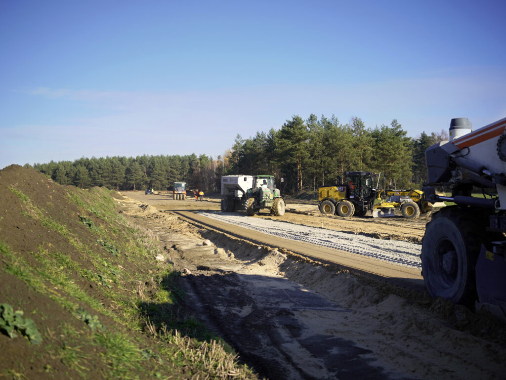 Budowa drogi cementowej Ożarów WOD-BUD.